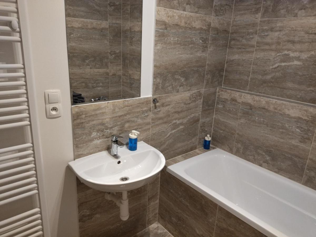 Brand New One Bedroom Apartment #54 In Brand New Building With Free Parking Prag Exteriör bild